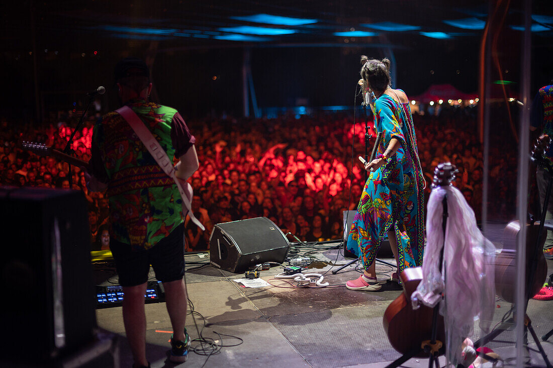 Die kolumbianische Band Aterciopelados tritt live während des Vive Latino 2022 Festivals in Zaragoza, Spanien auf