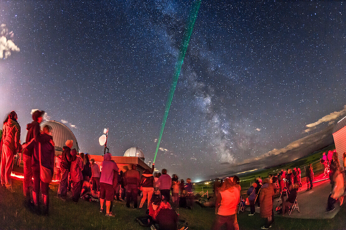 Menschen blicken bei der öffentlichen Sternenbeobachtung, der Milchstraßennacht, im Rothney Astrophysical Observatory, das von der Universität Galgary betrieben wird, in den Himmel. Roland leitet die Laser-Sternführung. Das war am 30. August 2014. Die Belichtung betrug 13 - 20 Sekunden bei f/3,2 mit dem 15mm Objektiv und der Canon 6D bei ISO 4000.