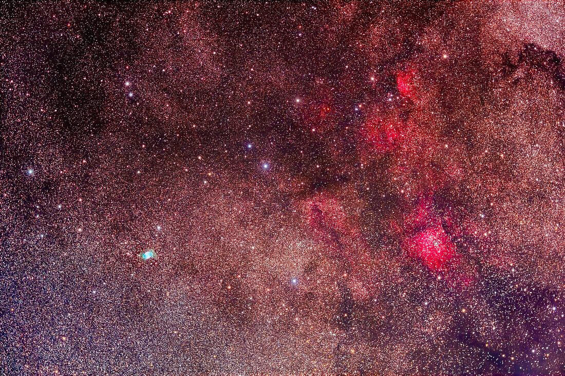 Dies ist das Feld in Vulpecula the Fox, das den berühmten planetarischen Nebel, den Dumbbell-Nebel alias Messier 27, links, aber auch die schwachen Emissionsnebel NGC 6820 rechts und Sharpless 2-88 darüber enthält. Der kleine Sternhaufen unterhalb der Mitte ist NGC 6830. Ein kleiner Sternhaufen, NGC 6823, liegt eingebettet in NGC 6820. Das Feld ist durch den interstellaren Staub, der entfernte Objekte rötlich färbt, vergilbt.