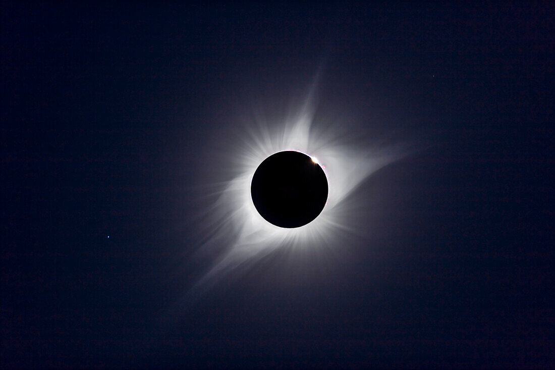 Ein Kompositbild der totalen Sonnenfinsternis vom 21. August 2017 zeigt den dritten Kontakt mit dem Ende der Totalität, als das Sonnenlicht wieder zu erscheinen beginnt, und die Reihe der rosa Protuberanzen entlang des Sonnenrandes. Sekunden später überwältigten die aufgehende Sonne und der Diamantring die große Protuberanz.