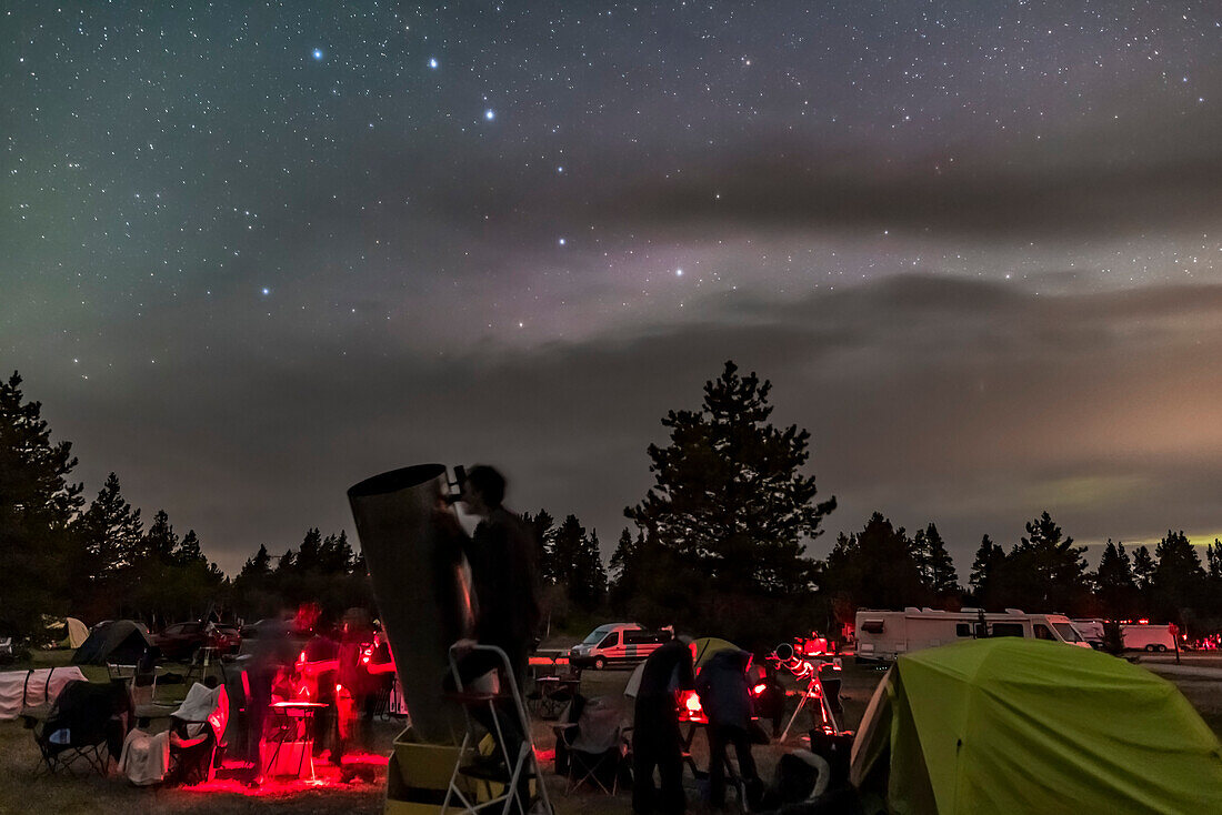 Ein Beobachter mit einem Dobson-Teleskop auf dem Hauptfeld bei der Saskatchewan Summer Star Party im Dark-Sky-Schutzgebiet des Cypress Hills Interprovincial Park Ende August 2019.