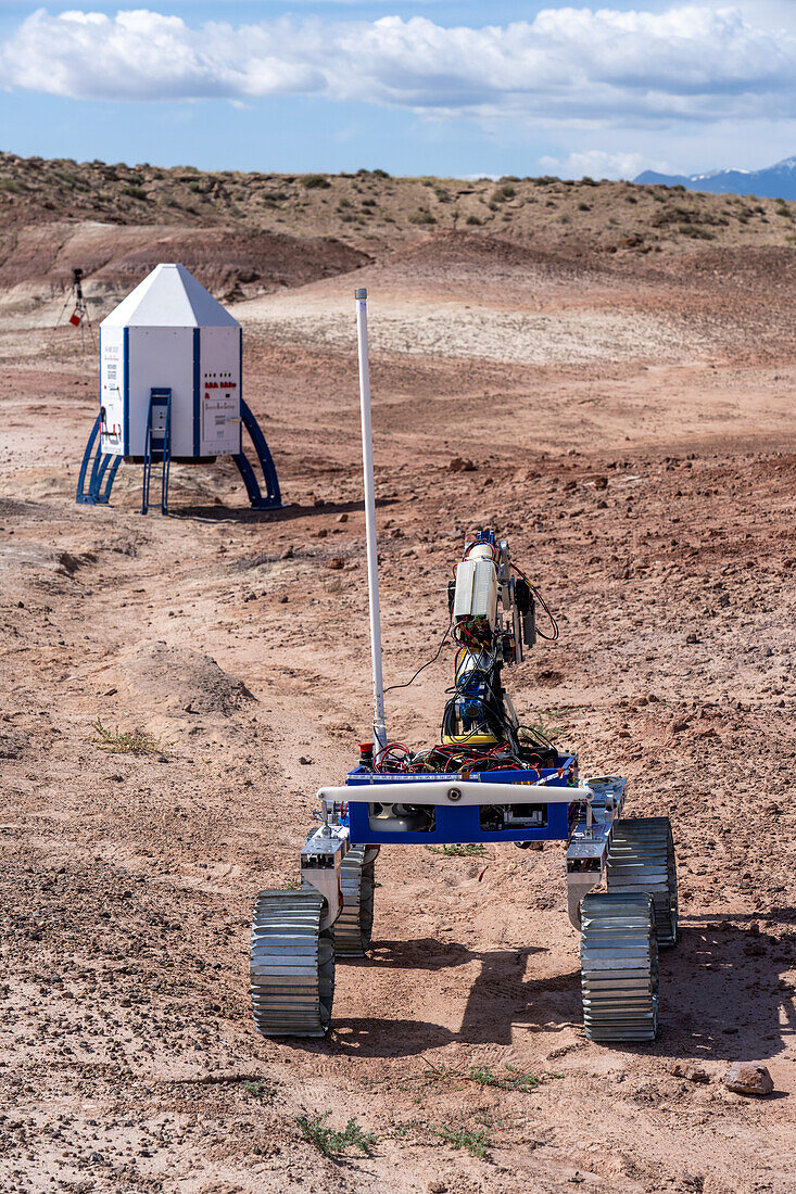 Der OzU Mars Rover nähert sich dem Mars Lander im Rahmen der University Rover Challenge. Forschungsstation in der Marswüste, Utah. Ozyegin Universität, Istanbul, Türkei
