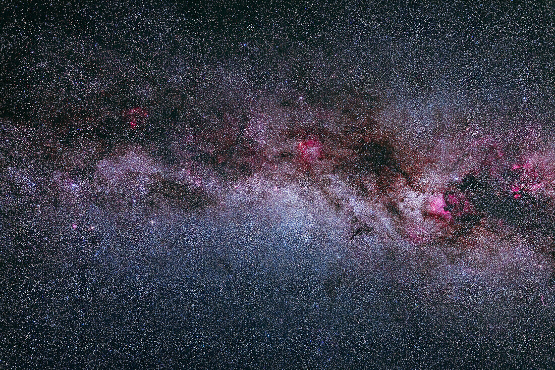 Ein Testbild der nördlichen Herbstmilchstraße von Cassiopeia (links) bis zum nördlichen Cygnus (rechts). Der helle Nordamerikanebel und der dunkle Funnel-Cloud-Nebel befinden sich rechts in der Nähe von Deneb. IC 1396 in Cepehus befindet sich in der Mitte.