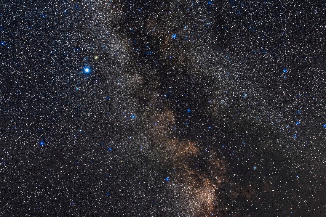Das Sternbild Aquila der Adler mit dem kleinen Sternbild Scutum der Schild darunter, mit seiner hellen Sternwolke, am nördlichen Sommerhimmel, mit Teilen von Serpens und Ophiuchus rechts. Der Serpens-Ophiuchus-Doppelhaufen ist rechts zu sehen, bestehend aus NGC 6633 (rechts) und IC 4756 (links). Altair ist der helle Stern auf der linken Seite.