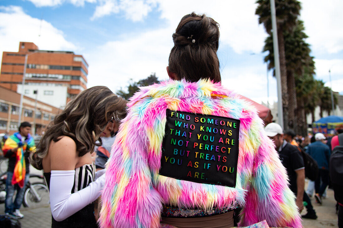 Menschen nehmen an der internationalen Pride-Parade in Bogota, Kolumbien, am 2. Juli 2023 teil.