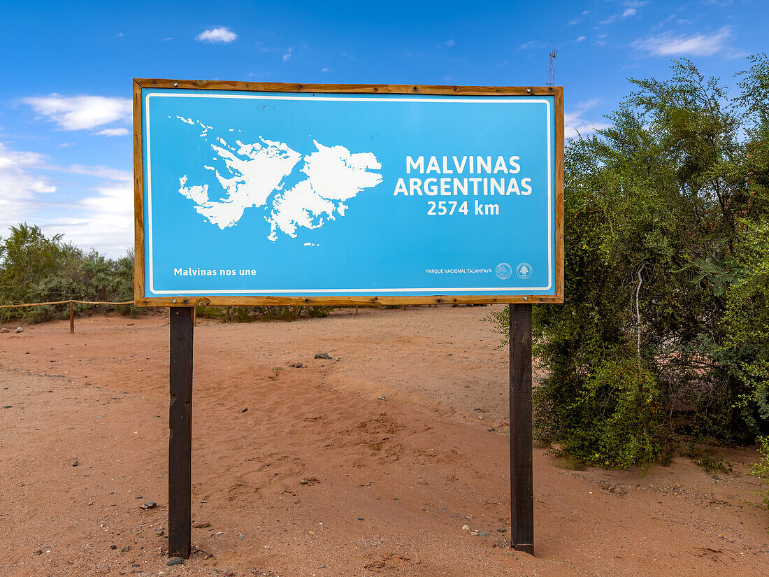 Ein Schild, das auf die Malvinas Argentinas oder Falklandinseln hinweist, im Talampaya-Nationalpark, Provinz La Rioja, Argentinien.
