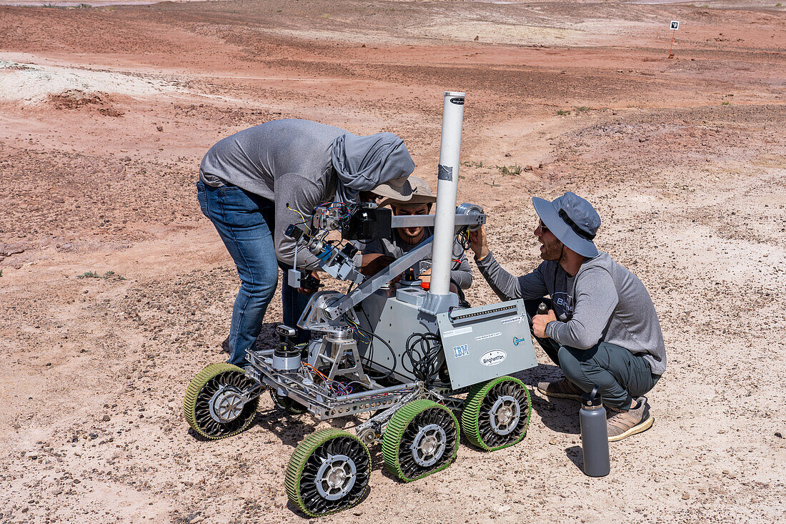 Teammitglieder arbeiten an dem Marsrover der Universität Binghamton im Rahmen der University Rover Challenge, Mars Desert Research Station, Utah. SUNY Binghamton, Binghamton University Rover Team.