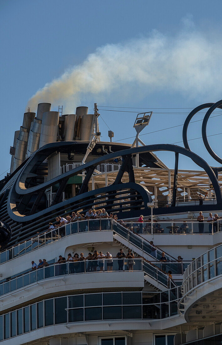 Kreuzfahrtschiff im Hafen von Barcelona stößt Rauch aus, Barcelona, Spanien