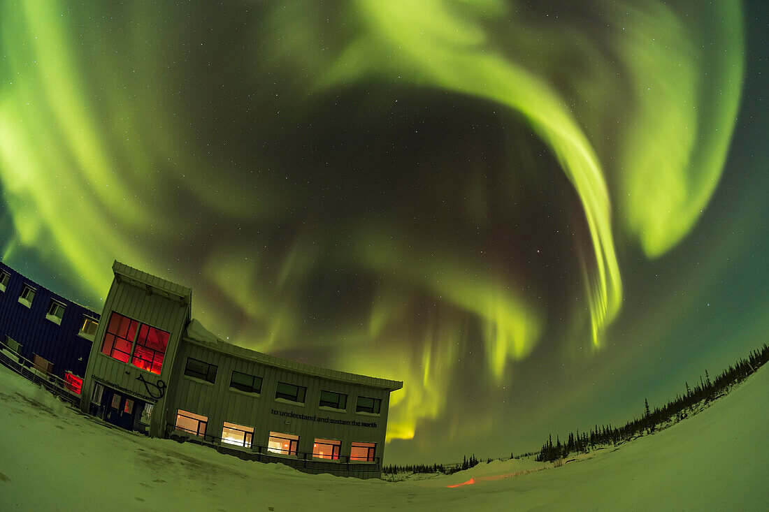Was die Nacht als schwaches Polarlicht begann, wurde später heller und erscheint hier über dem Churchill Northern Studies Centre in Churchill, Manitoba am 26. Februar 2022. Dieses Polarlicht war bestenfalls auf Kp2-Niveau (sehr schwach).