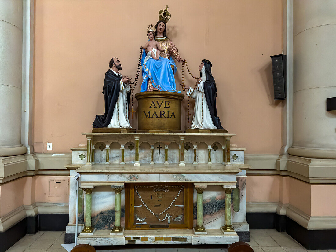 Statuen der Jungfrau Maria und des Jesuskindes in einer Seitenkapelle der San Rafael Archangel Cathedral in San Rafael, Argentinien.