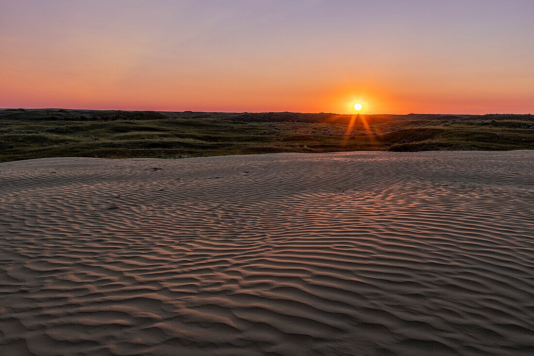 Sonnenuntergang am 13. August 2018 an der zugänglichen Hauptdüne bei Great Sandhills, Saskatchewan.