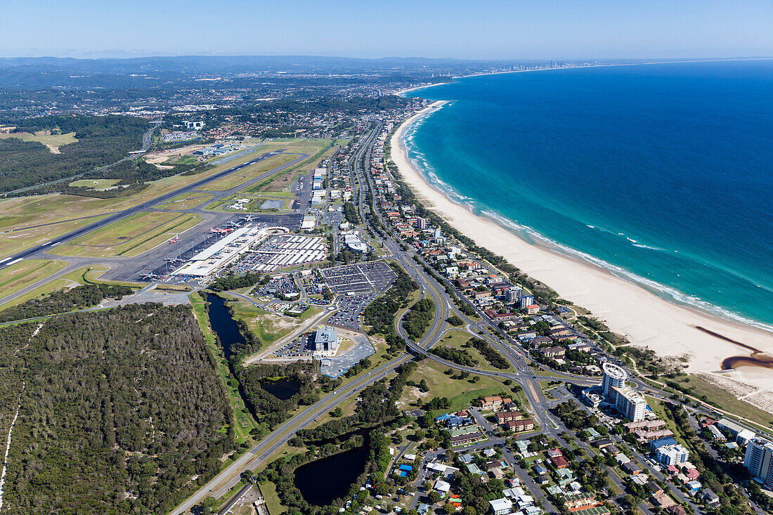 Luftaufnahme vom Flughafen Gold Coast (OOL) mit Blick nach Norden in Richtung Mermaid Beach, Australien