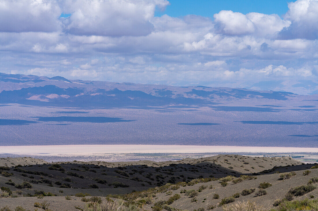 Der Barreal Blanco oder Pampa del Leoncito, ein trockenes Seebett, vom El Leoncito National Park in Argentinien aus gesehen.