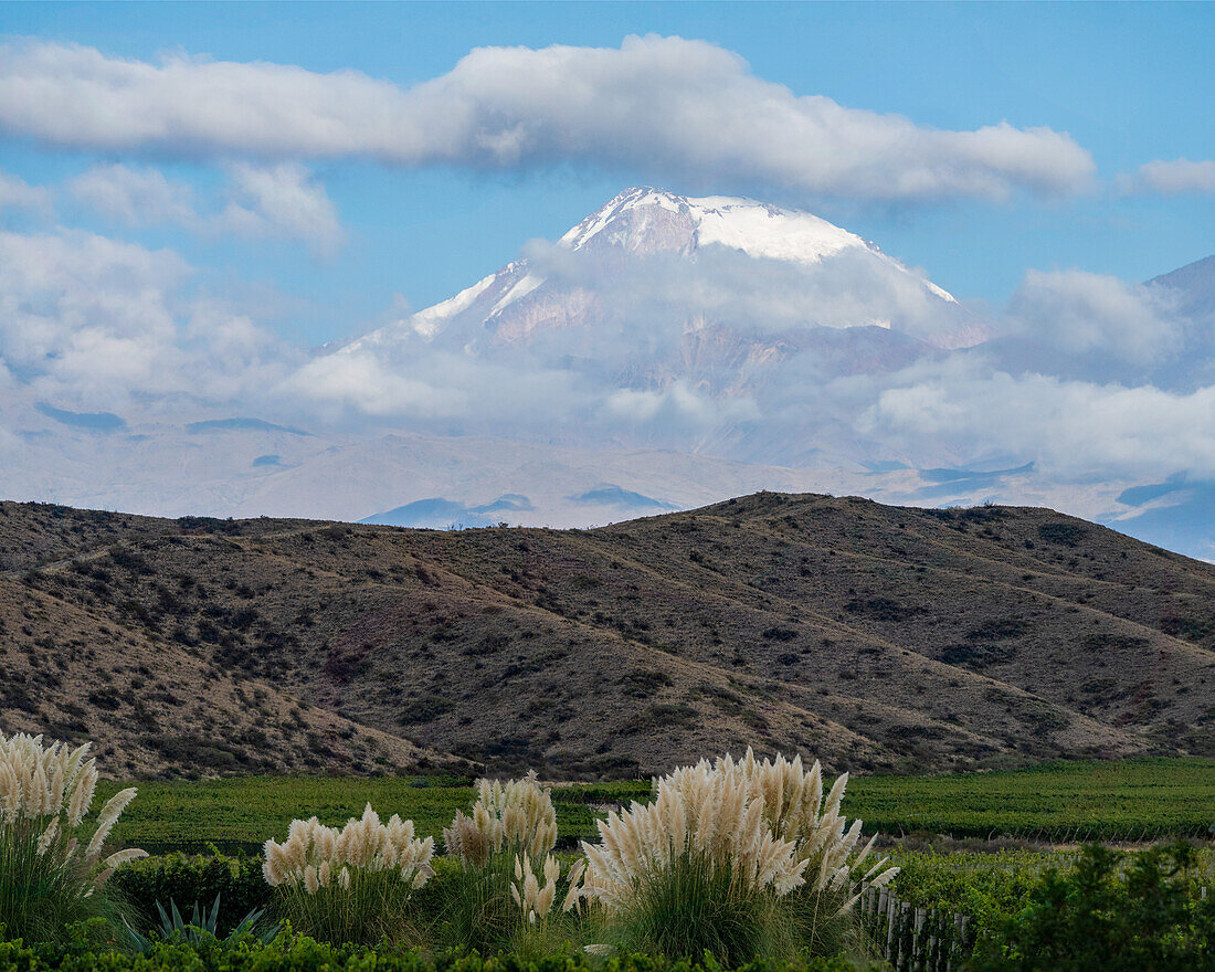 Morgenlicht beleuchtet den schneebedeckten Vulkan Tupungato in den Anden in der Provinz Mendoza, Argentinien.