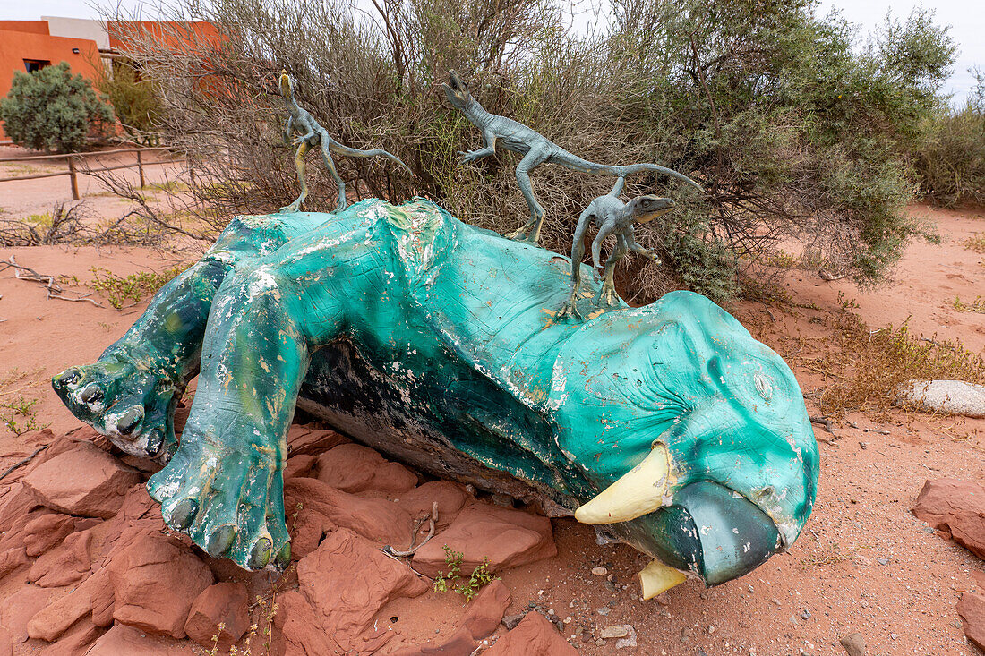 Drei kleine Marasuchus lilloensis auf einem umgefallenen Dinodontosaurus brevirostris auf dem Triassic Trail im Talampaya National Park, Argentinien.