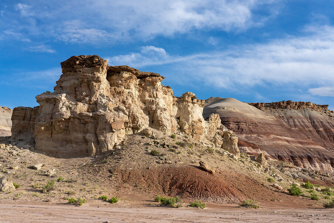 Erodierte Sandsteinformationen und bunte Bentonit-Tonhügel in der Caineville-Wüste bei Hanksville, Utah.