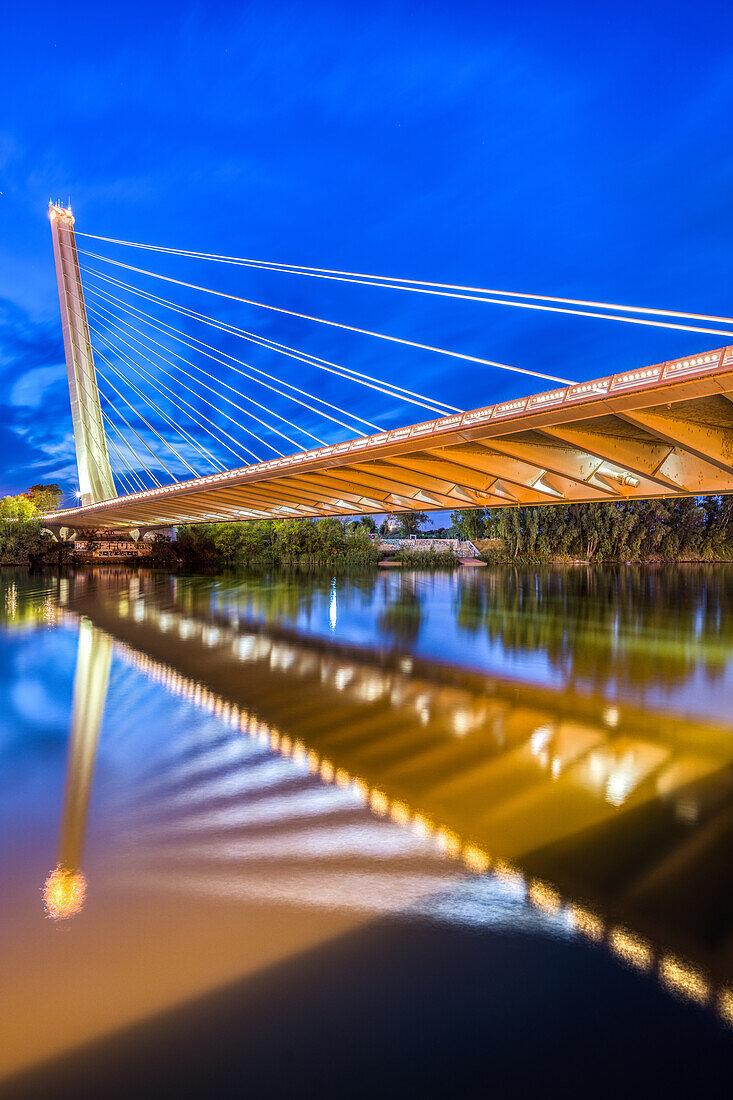 Alamillo-Brücke in der Abenddämmerung, Sevilla, Spanien
