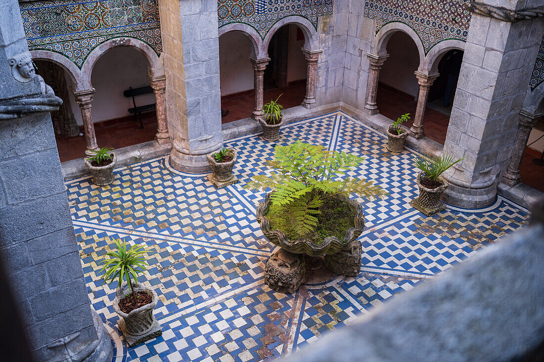 Manuelinischer Kreuzgang im Park und Nationalpalast von Pena (Palacio de la Pena), Sintra, Portugal