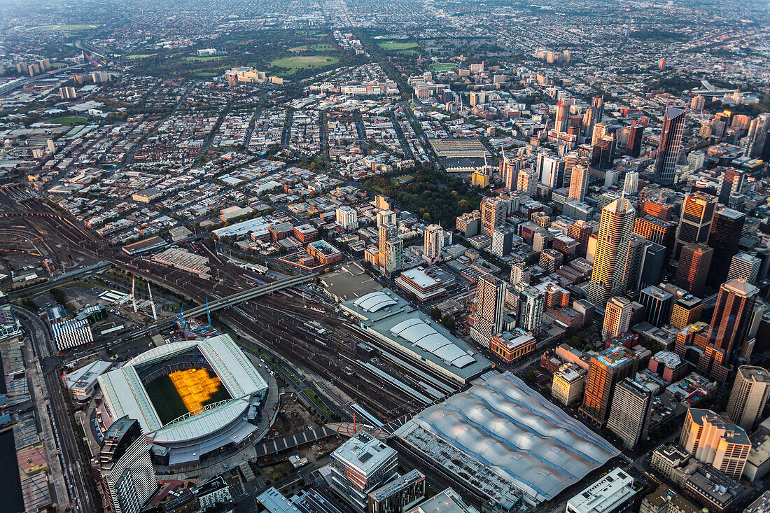 Luftaufnahme von Melbourne in der Abenddämmerung, Australien