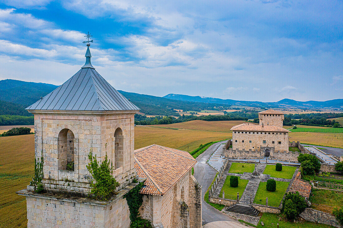 Varona-Turm und Kirche Santa María Villanane, Alava, Baskenland, Spanien