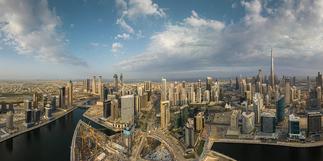 Luftaufnahme des Stadtzentrums von Dubai, Vereinigte Arabische Emirate, Naher Osten