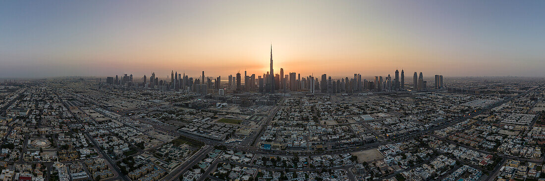Luftaufnahme des Sonnenaufgangs über Dubai, Vereinigte Arabische Emirate, Naher Osten