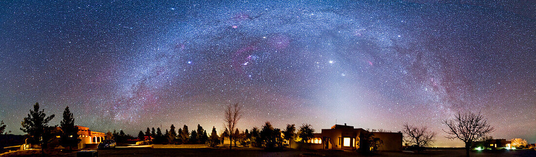 Die winterliche Milchstraße und das Zodiakallicht in einem 180°-Panorama, aufgenommen im Painted Pony Resort im südwestlichen New Mexico, 11. März 2013. Das Panorama ist ein Komposit aus 4 Segmenten, jedes ein Stapel aus zwei Schichten, und jede Belichtung 3 Minuten bei f/2.8 mit dem 14mm Samyang Objektiv und der Canon 5D MkII bei ISO 1600, und jede Belichtung wurde mit dem iOptron SkyTracker verfolgt. Der Boden stammt von einer Aufnahme pro Segment. Jupiter ist das helle Objekt nahe der Mitte.