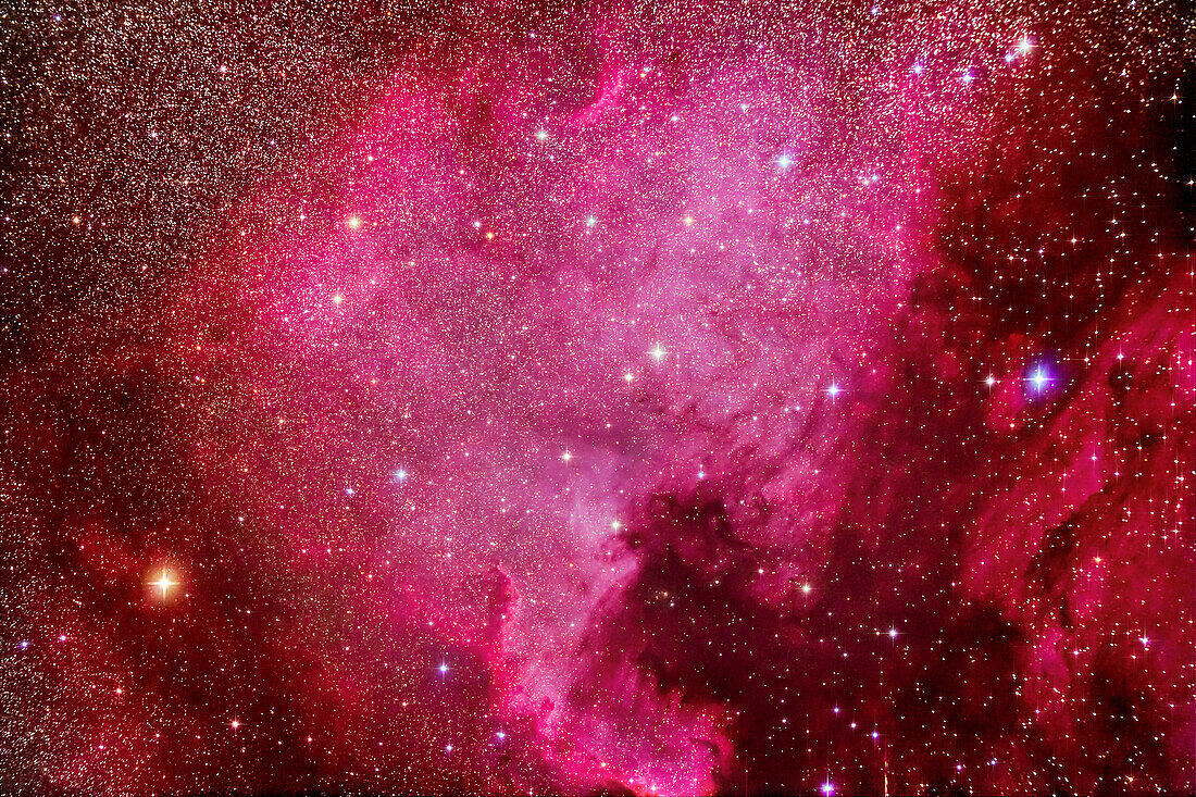 NGC 7000, der Nordamerikanebel, mit dem Pelikannebel, IC 5067, rechts, in Cygnus, aufgenommen von zu Hause am 21. November 2016 als Teil des Tests des Explore Scientific FCD100 102mm Apo-Refraktors. Dies ist ein Stapel von 5 x 6-Minuten-Belichtungen bei f/7 mit dem ES Field Flattener und bei ISO 1600 mit der filtermodifizierten Canon 5D MkII. Sternbeugungsspitzen wurden mit AstronomyTools-Aktionen hinzugefügt.