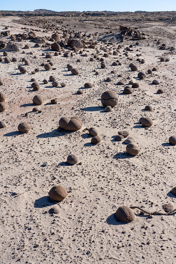 Erodierte Felsen im Cancha de Bochas oder Boccia-Platz im Ischigualasto Provincial Park, Provinz San Juan, Argentinien.