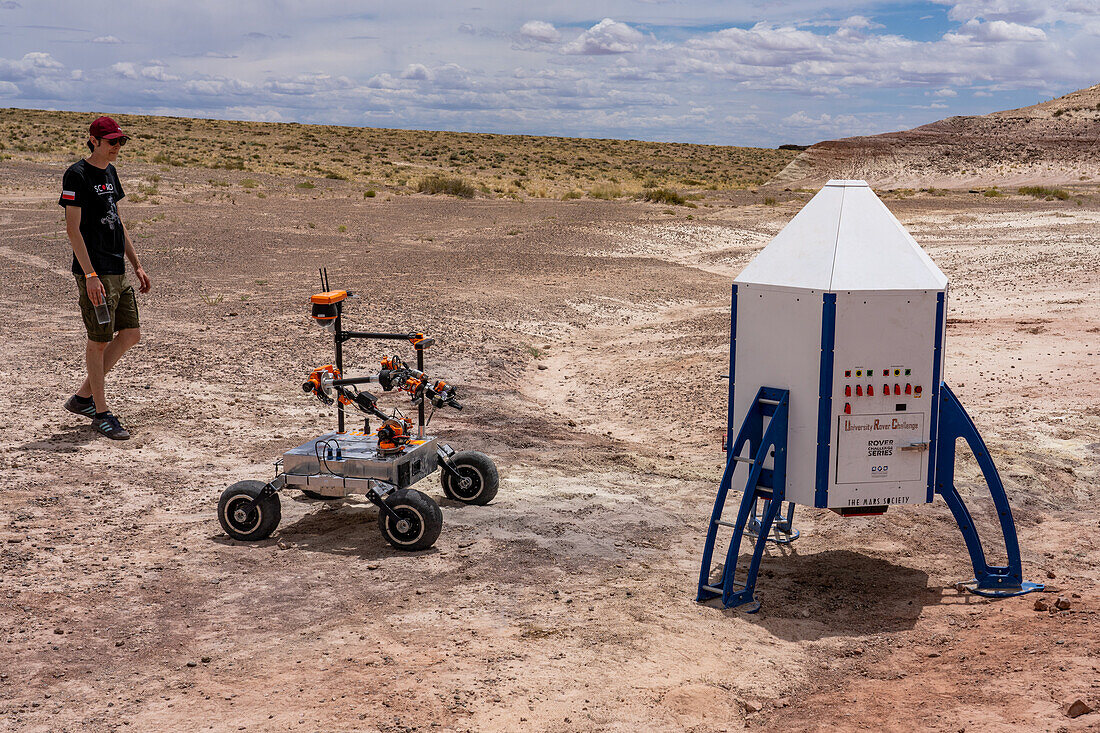 Der Project Scorpio Rover nähert sich dem Mars Lander im Rahmen der University Rover Challenge. Mars Desert Research Station, Utah. Ein Team schaut zu. Breslauer Universität für Wissenschaft und Technologie, Polen.