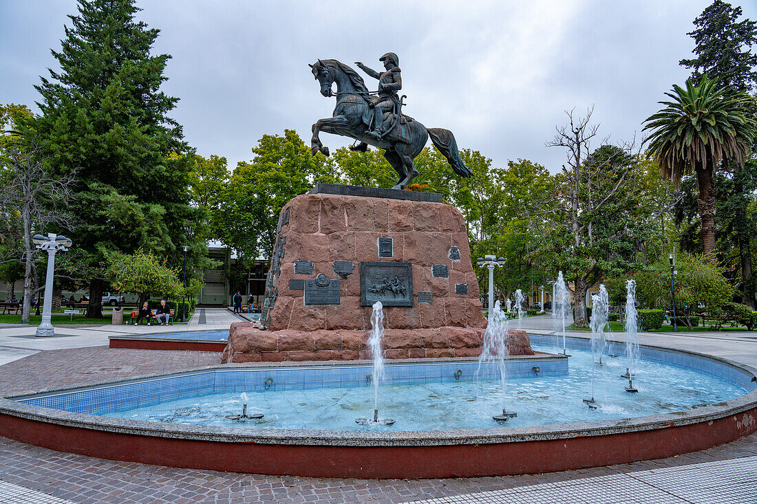 Eine Statue von General Jose de San Martin, dem Befreier von Argentinien, Chile und Peru, auf der Plaza San Martin in San Rafael, Argentinien.