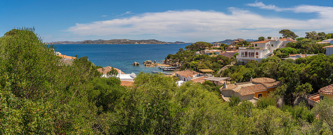 Blick auf La Maddalena und die Terrakotta-Dächer und weißgetünchten Villen von Porto Rafael, Sardinien, Italien, Mittelmeer, Europa