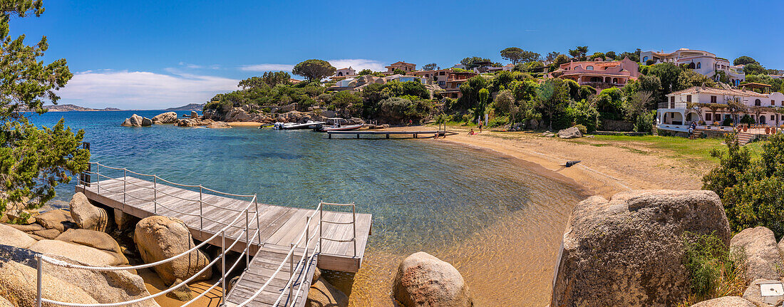 Blick auf Strand und weiß getünchte Villen von Porto Rafael, Sardinien, Italien, Mittelmeer, Europa