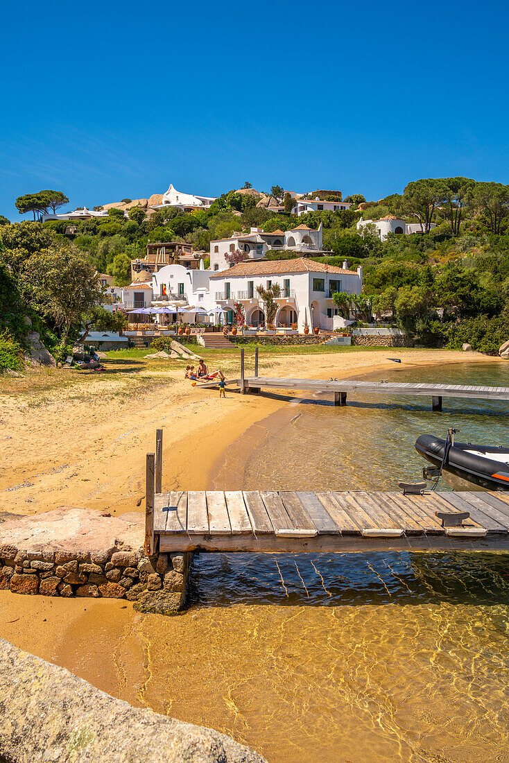 Blick auf den Strand und die weißgetünchten Villen von Porto Rafael, Sardinien, Italien, Mittelmeer, Europa