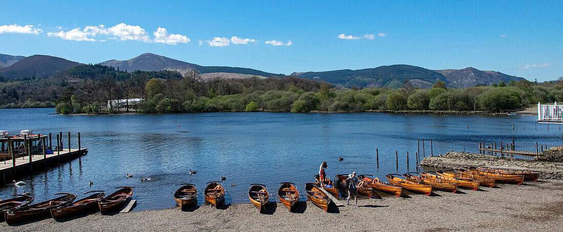 Derwentwater, Ruderbootstrand, Grisedale Pike range, Keswick, Lake District National Park, UNESCO Weltkulturerbe, Cumbria, England, Vereinigtes Königreich, Europa