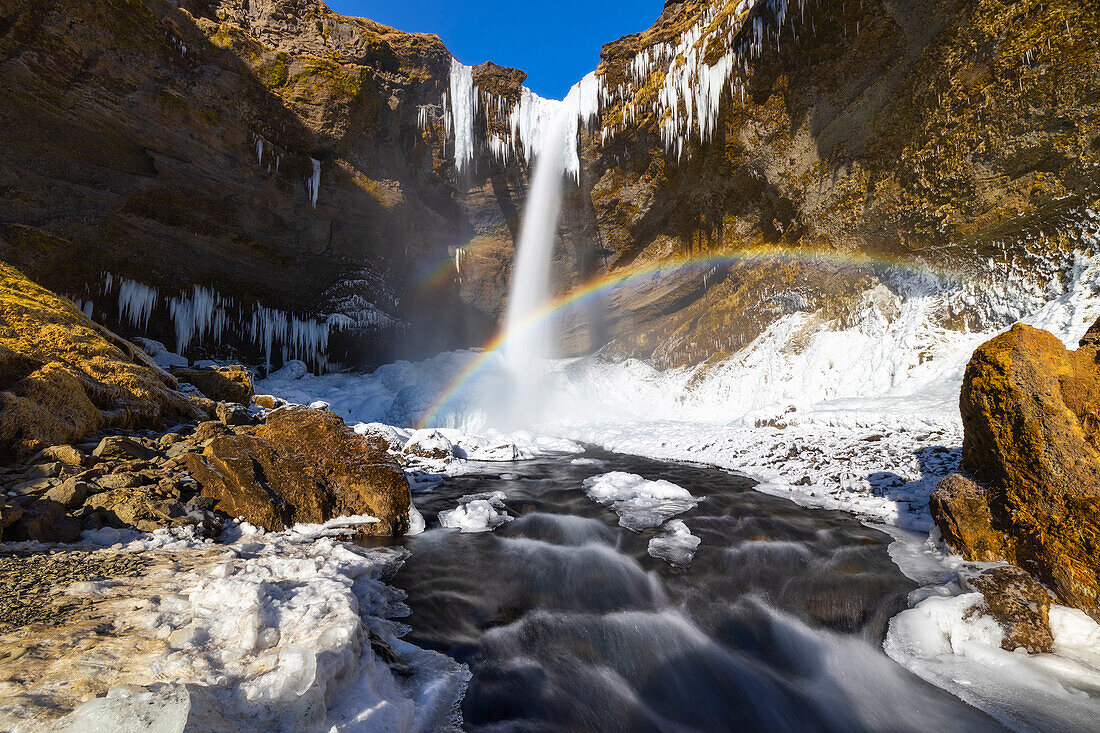 Kvernufoss Wasserfall mit Regenbogen, Skogar, Sudurland, Island, Polarregionen