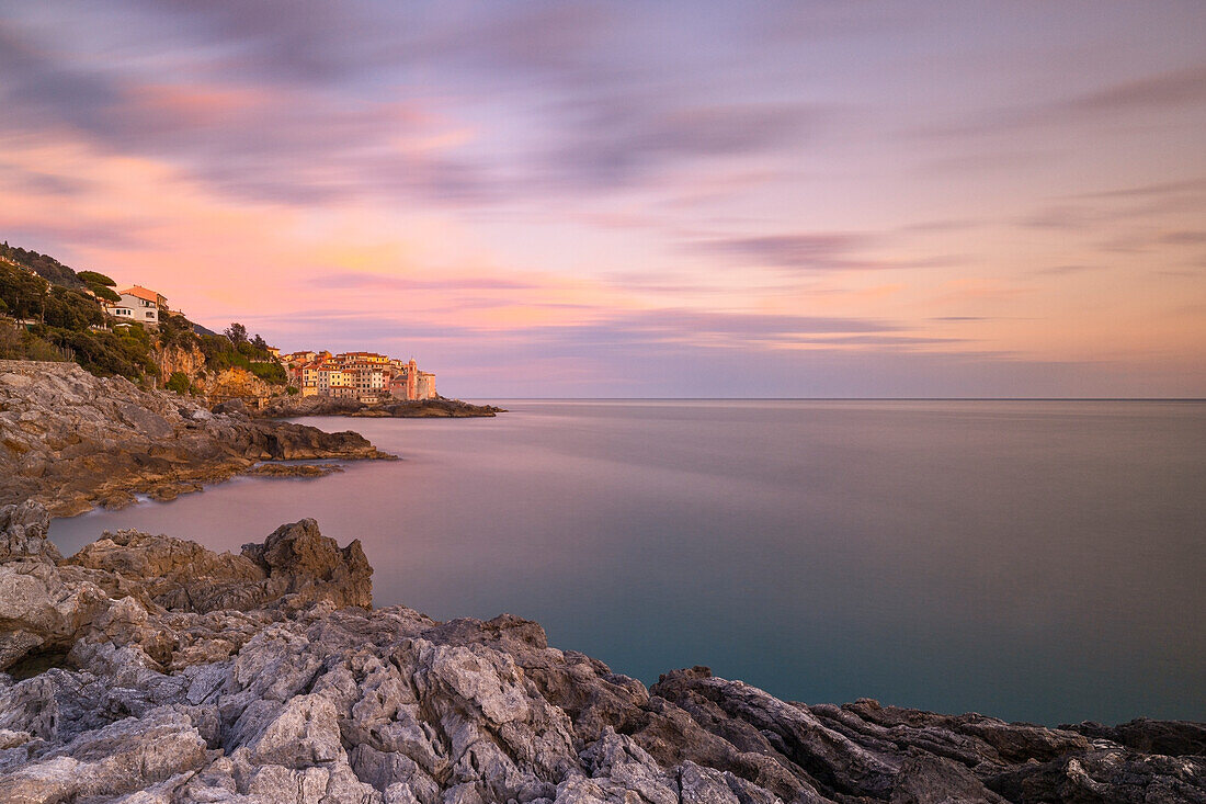 Langzeitbelichtung, um das Licht des Sonnenuntergangs in der Nähe des Dorfes Tellaro einzufangen, an einem Wintertag, Provinz La Spezia, Region Ligurien, Italien, Europa