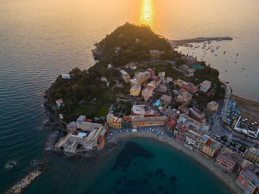 Luftaufnahme von Sestri Levante und seiner Baia del Silenzio bei Sonnenuntergang, Genua, Ligurien, Italien, Europa