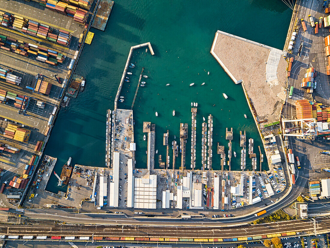 Senkrechte Luftaufnahme mit Drohne vom Frachthafen von La Spezia, Ligurien, Italien, Europa