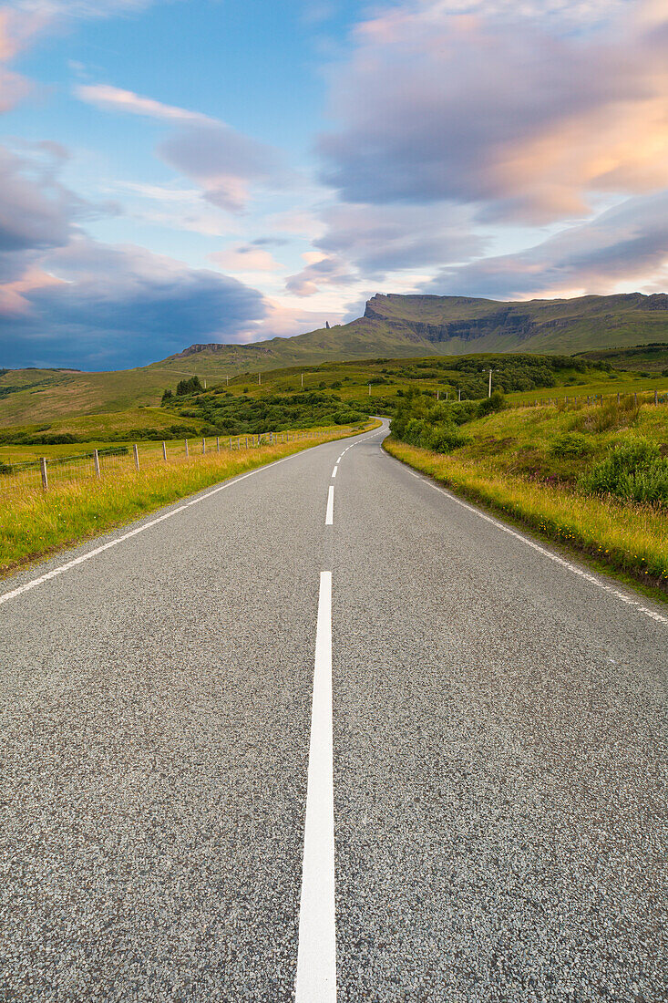 Klassische schottische Straße während eines schönen Sonnenuntergangs, Isle of Skye, Innere Hebriden, Schottland, Vereinigtes Königreich, Europa