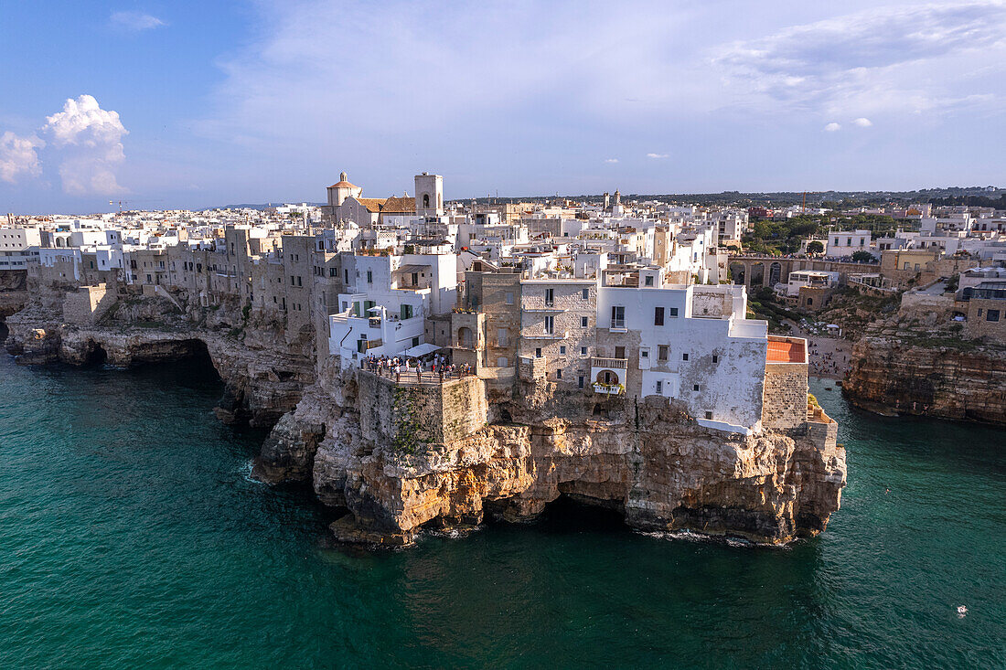 Die weißen Gebäude auf der Spitze der Klippe des Fischerdorfes Polignano a Mare, Provinz Bari, Apulien, Italien, Europa