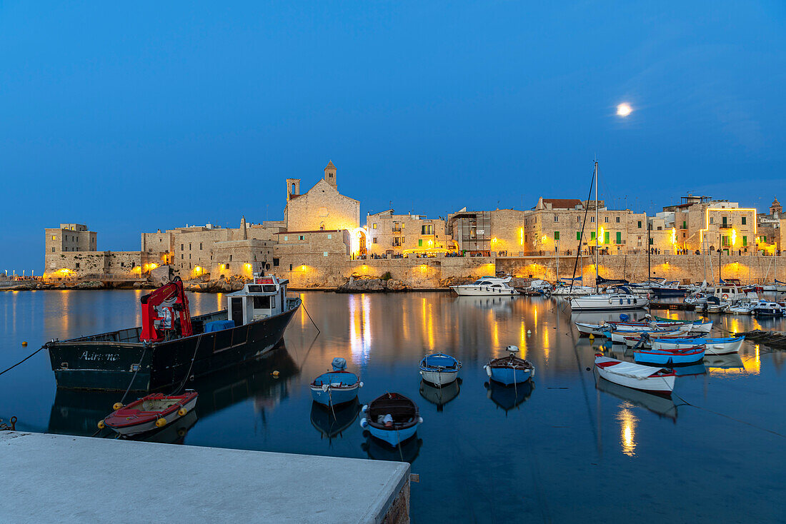 Vollmondnacht über dem beleuchteten mittelalterlichen Dorf Giovinazzo mit Touristenhafen im Vordergrund, Provinz Bari, Adria, Mittelmeer, Apulien, Italien, Europa