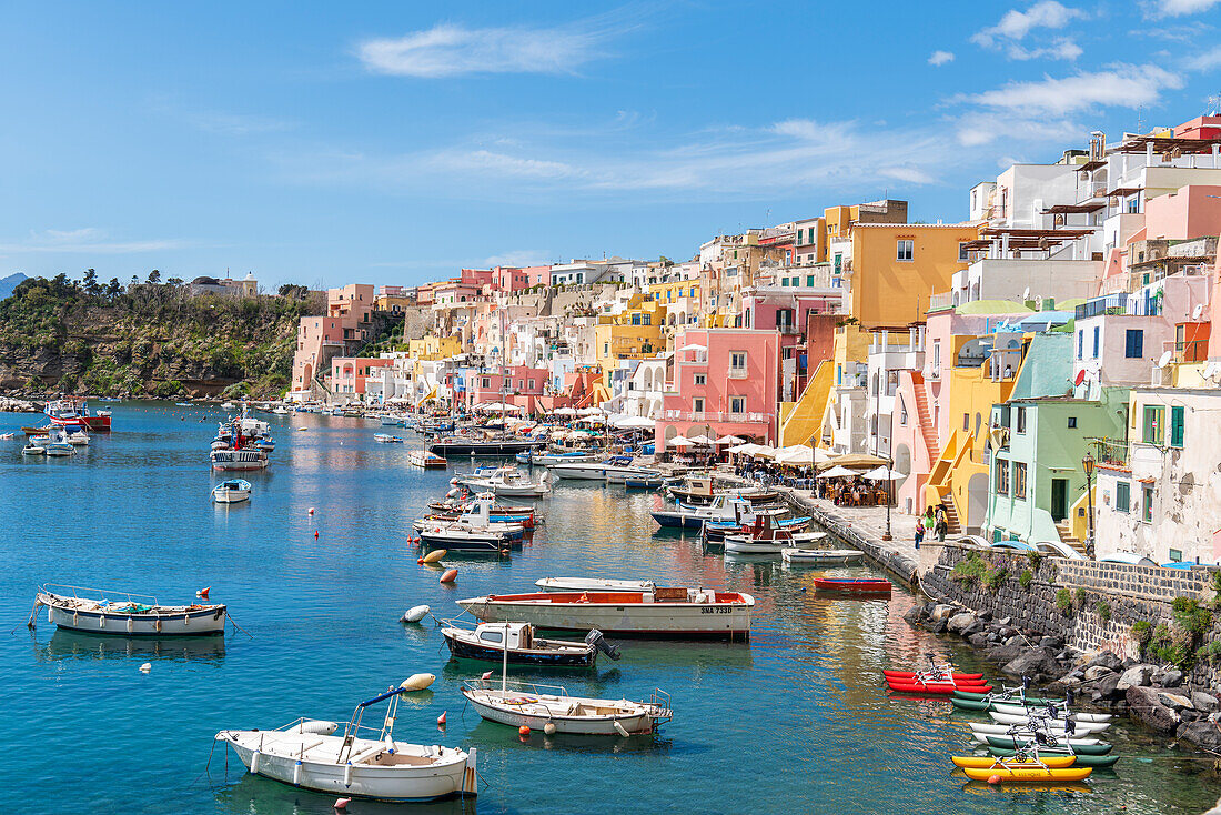 Bunte Häuser und Boote in Marina Corricella, Insel Procida, Bucht von Neapel, Provinz Neapel, Phlegräische Inseln, Region Kampanien, Italien, Europa