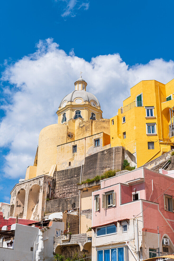 Kirche Santa Maria delle Grazie zwischen bunten Häusern im Fischerdorf Marina Corricella, Insel Procida, Bucht von Neapel, Phlegräische Inseln, Provinz Neapel, Kampanien, Italien, Europa