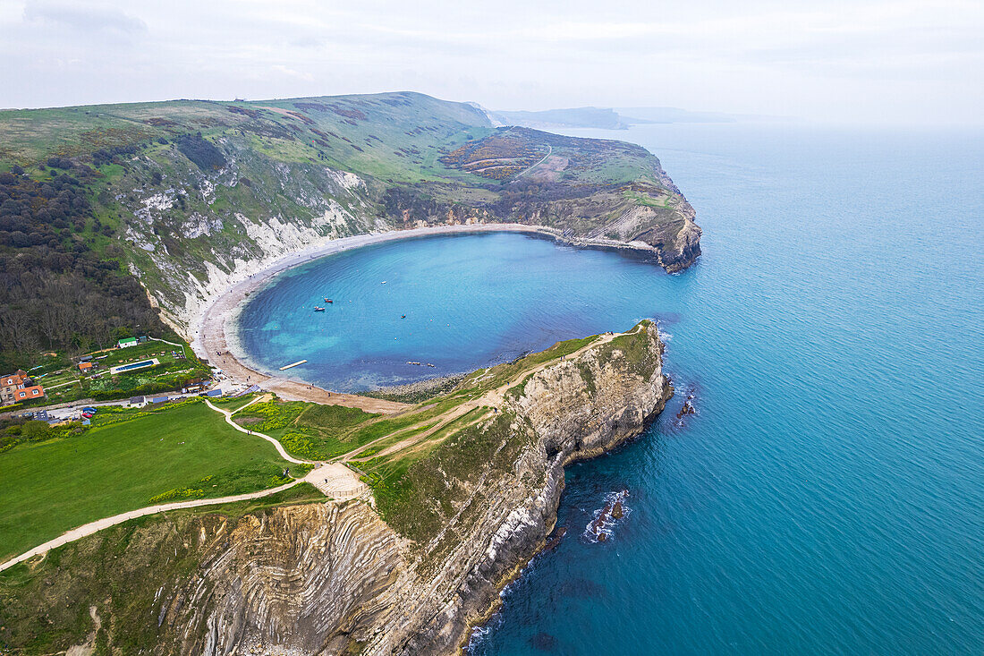 Luftaufnahme der Bucht von Lulworth Cove, Jurassic Coast, UNESCO-Weltkulturerbe, Dorset, England, Vereinigtes Königreich, Europa
