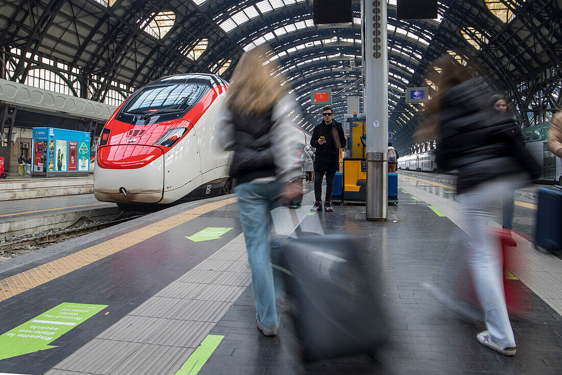 Passengers in transit, central station of Milan, Lombardy, Italy, Europe