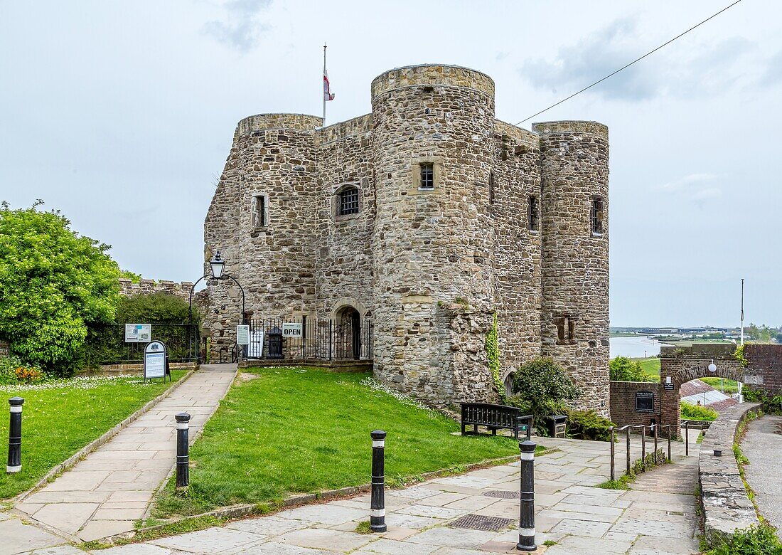 Rye Castle (Ypres Tower), erbaut um 1249 zur Abwehr von Angriffen aus Frankreich, zeitweise Gefängnis, Gerichtsgebäude und Leichenhalle, heute Museum, Rye, East Sussex, England, Vereinigtes Königreich, Europa