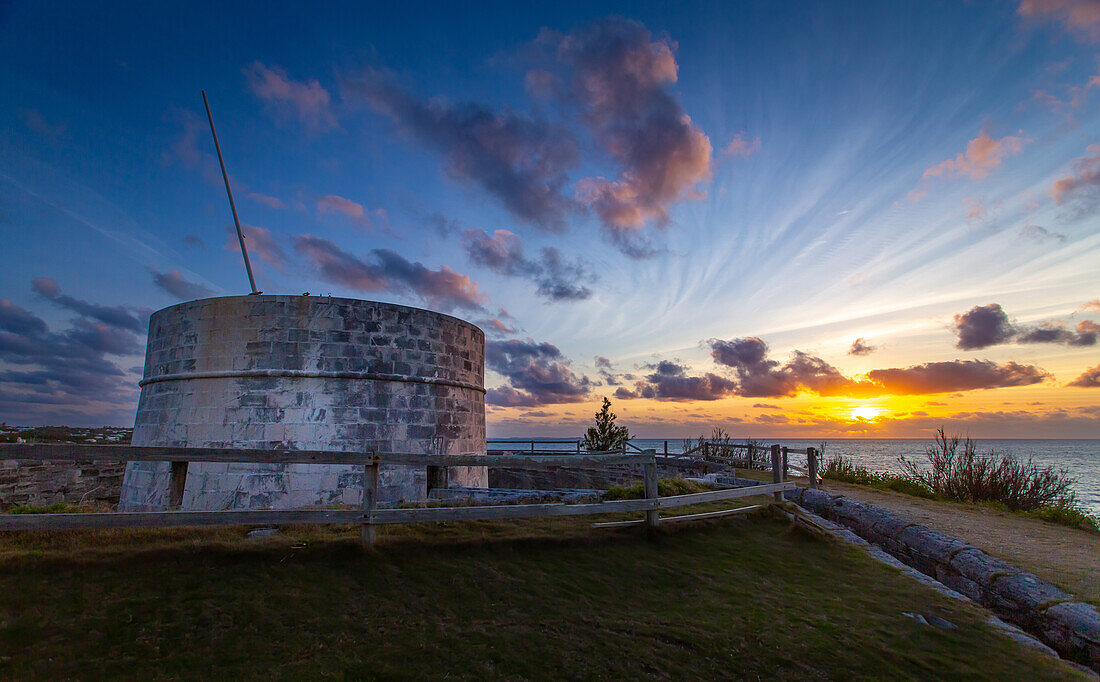 Martello Tower, mit bis zu 11 Fuß dicken Mauern und umgeben von einem Wassergraben, bei Ferry Reach, 1883 von der britischen Armee zum Schutz des Hauptkanals nach Bermuda erbaut, St. George's Island, Bermuda, Atlantik, Nordamerika