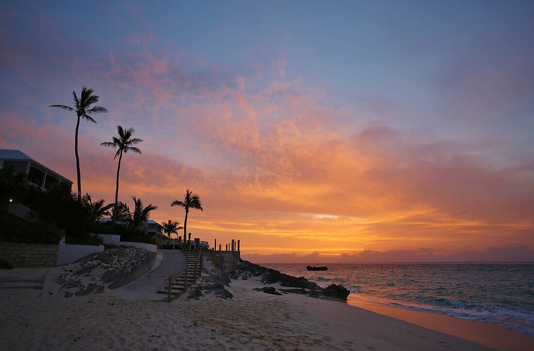 Sonnenaufgang an Bermudas Pink Beach West, Bermuda, Atlantik, Nordamerika