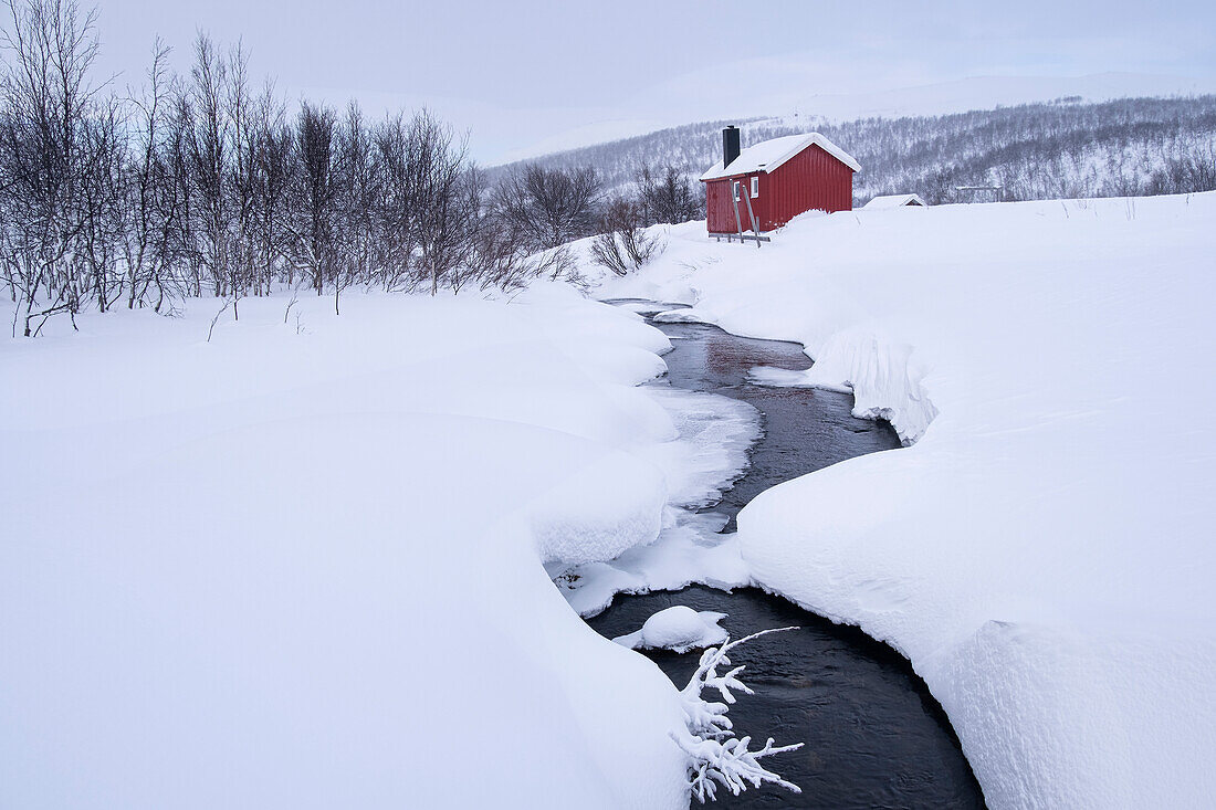 Traditionelle samische Hütte (Hytte) im Winter, in der Nähe des Eoalbmejavri-Sees, Finnmark-Hochebene, Troms og Finnmark, Norwegen, Skandinavien, Europa